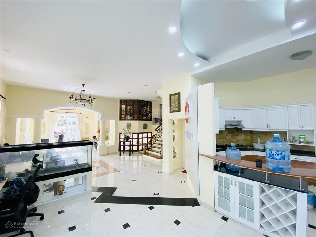 98 tỷ / biệt thự  nguyễn văn hưởng [ quận.2 ]  ngang  20m x dài  20m / 450m2  3 tầng