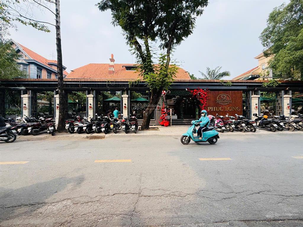 390 tỷ  mặt tiền / xuân thủy  ngang 25m  dài 45m / cn  1.100m2  2 tầng / cho thuê 195 triệu/th