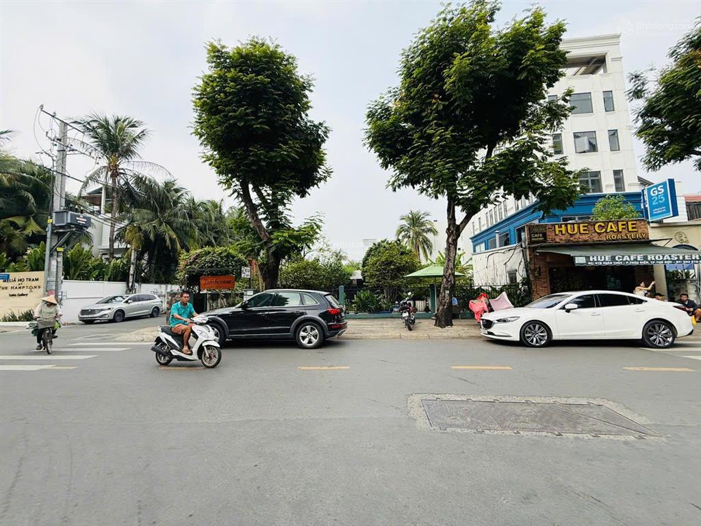 390 tỷ  mặt tiền / xuân thủy  ngang 25m  dài 45m / cn  1.100m2  2 tầng / cho thuê 195 triệu/th