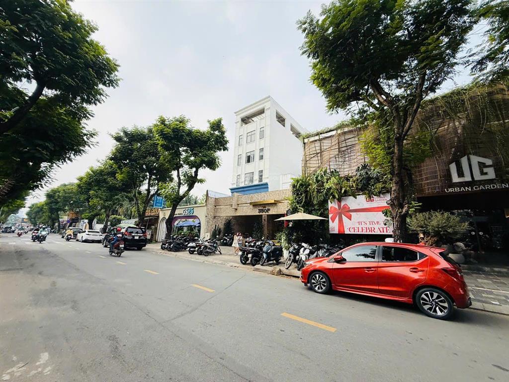 390 tỷ  mặt tiền / xuân thủy  ngang 25m  dài 45m / cn  1.100m2  2 tầng / cho thuê 195 triệu/th