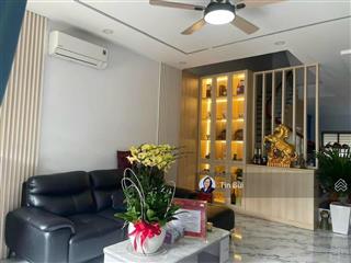 Bán nhà 3 tầng có hồ cá koi siêu đẹp, dt 121m2 đường 10m có lề, kdc bảo vệ 24/24 sát global city.