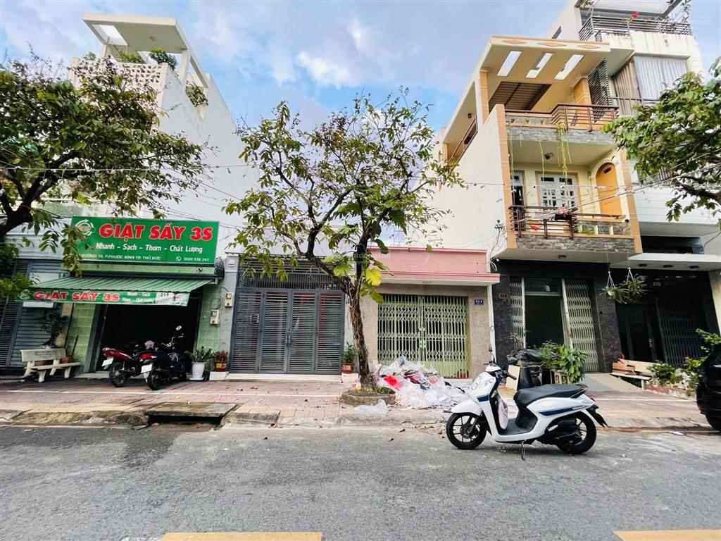 Nhà đẹp ở ngay kdc đồng bộ ngay trường tiểu học phước bình cho thuê. 100m2 có sân đậu xe hơi