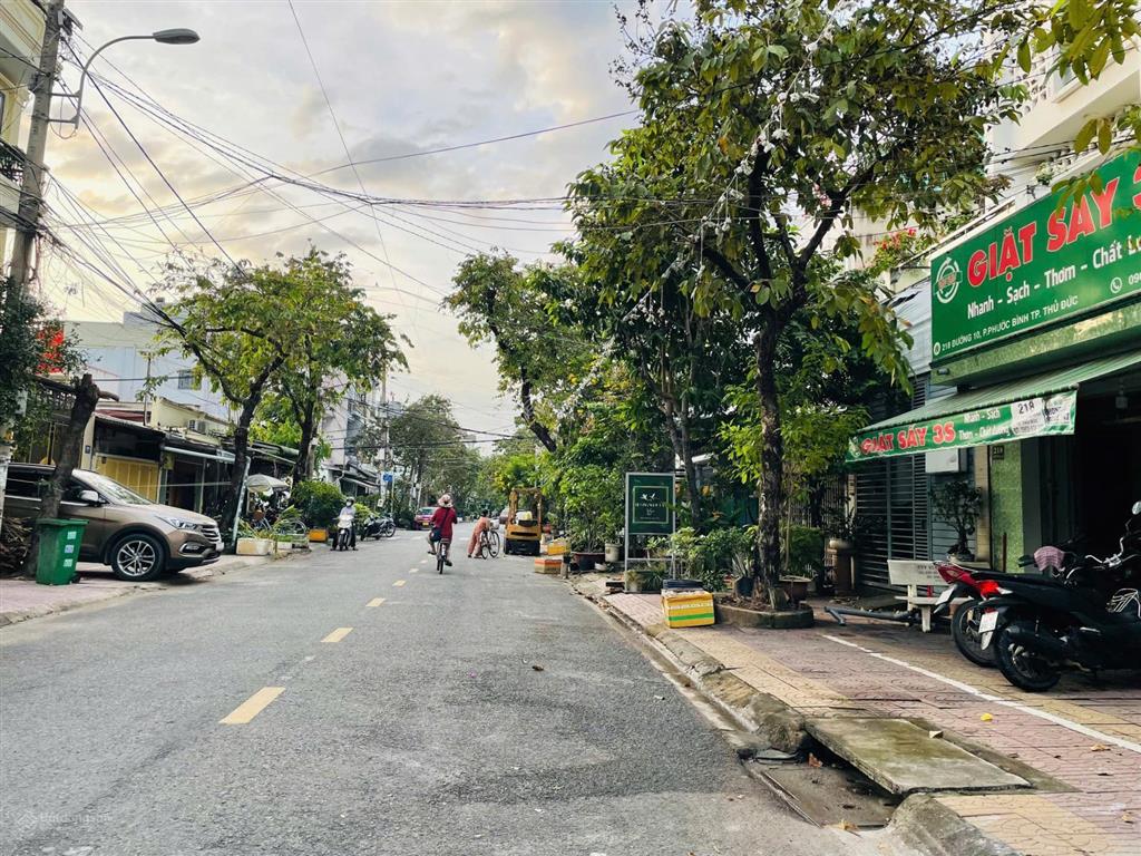 Nhà đẹp ở ngay kdc đồng bộ ngay trường tiểu học phước bình cho thuê. 100m2 có sân đậu xe hơi