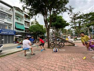 Nhà 4 tầng đẹp ở liền đối diện công viên phước bình. dt 68m2 ngang 4 hoàn công đủ. gần global city