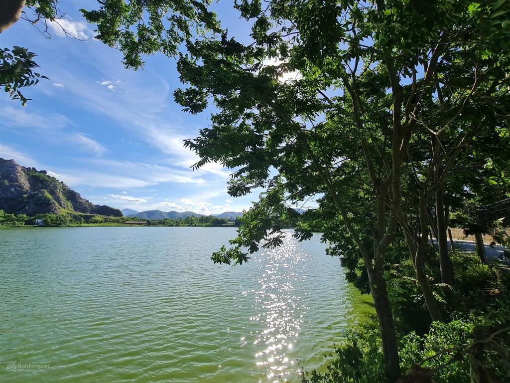 Bán lô đất gần 4000m2 view hồ, mặt đường nhựa tỉnh lộ,tựa sơn hướng thủy mt 45m, sổ đỏ chính chủ