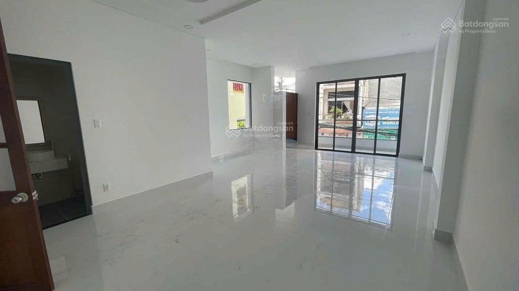 Nhà mtkd trên đường tân sơn nhì. diện tích 8x18m. trệt 2 lầu