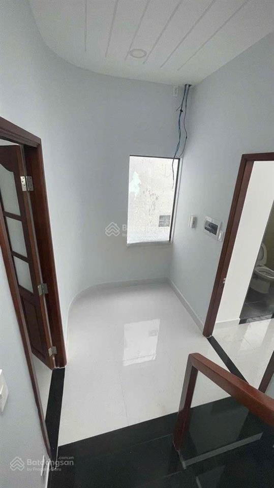 Nhà mtkd trên đường tân sơn nhì. diện tích 8x18m. trệt 2 lầu