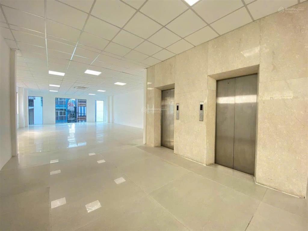 Văn phòng mặt tiền đường phạm văn hai , dt 200m2 trống suốt không vướng cột .