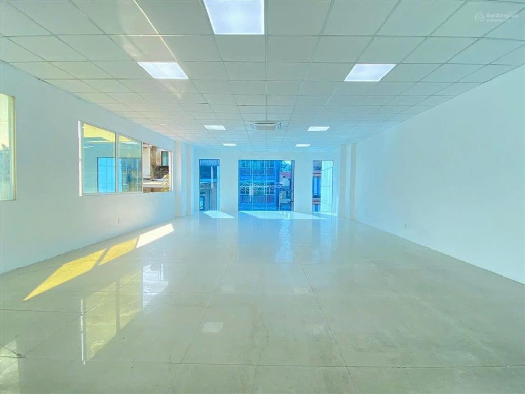 Văn phòng mặt tiền đường phạm văn hai , dt 200m2 trống suốt không vướng cột .