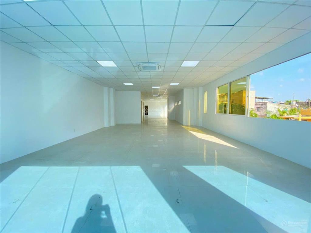 Văn phòng mặt tiền đường phạm văn hai , dt 200m2 trống suốt không vướng cột .