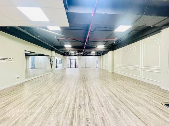 Cho thuê văn phòng 150m2 giá 35tr/ tháng. khu vực gần sân bay. free pql và nước