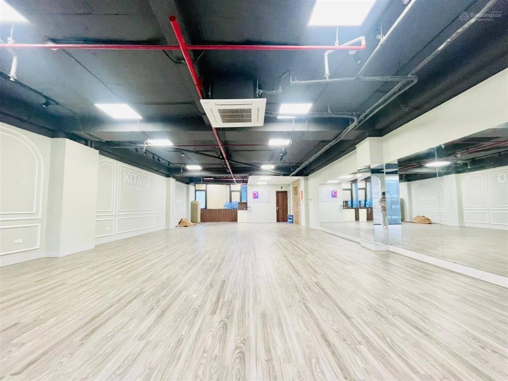 Cho thuê văn phòng 150m2 giá 35tr/ tháng. khu vực gần sân bay. free pql và nước