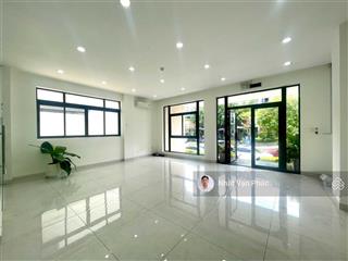 Cho thuê tầng trệt 7x20m, ngăn 01 phòng giá chỉ 16 triệu, có thang máy, hầm xe  tại kđt vạn phúc