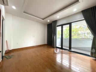 Văn phòng 40m2 có ban công lớn, thang máy, máy lạnh, hầm để xe  giá thuê 7.5 triệu/tháng