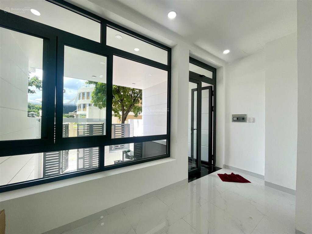 Mặt bằng tầng trệt 5x20m giá chỉ 11 triệu/th, có thang máy, hầm xe  tại vạn phúc city