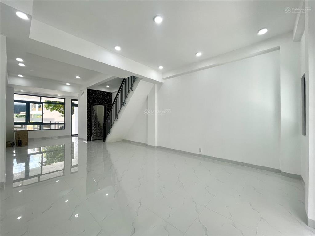 Mặt bằng tầng trệt 5x20m giá chỉ 11 triệu/th, có thang máy, hầm xe  tại vạn phúc city