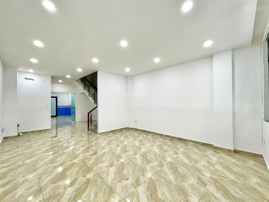 Mặt bằng tầng trệt 5x20m giá chỉ 11 triệu/tháng, có thang máy, hầm xe  tại vạn phúc city