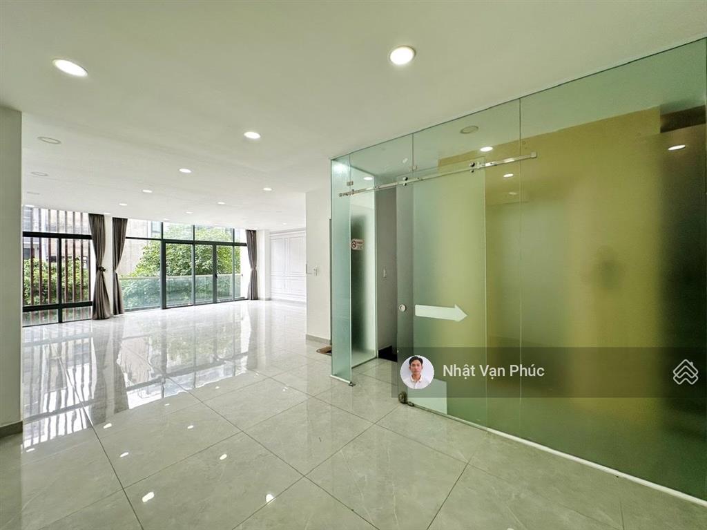 Tòa nhà văn phòng  cho thuê tầng 2  7x12m sàn, có thang máy, hầm xe chỉ 11 tr/th  kđt vạn phúc
