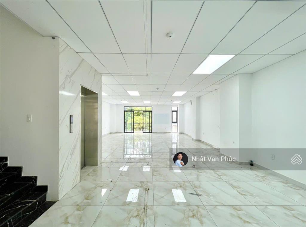 Tầng 02 view công viên 7x17m sàn giá chỉ 13 triệu/th, có thang máy, máy lạnh, hầm để xe