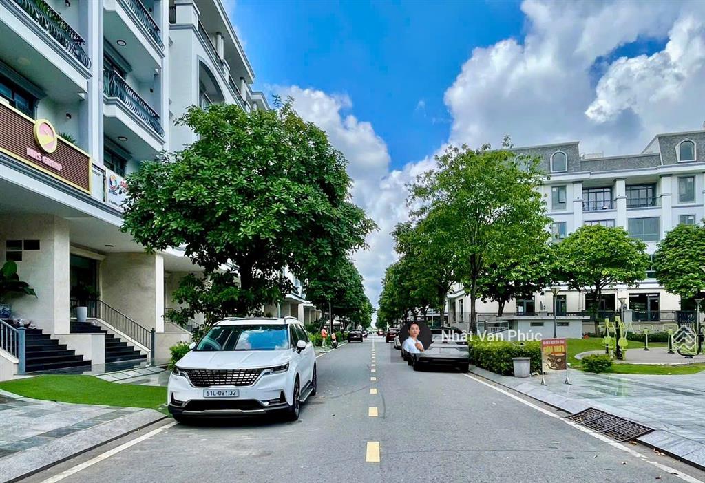 Tầng 02 view công viên 7x17m sàn giá chỉ 13 triệu/th, có thang máy, máy lạnh, hầm để xe