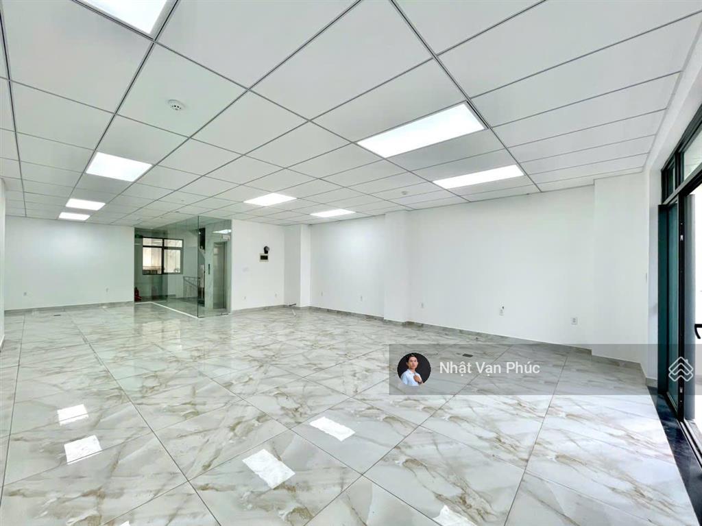 Tầng 02 view công viên 7x17m sàn giá chỉ 13 triệu/th, có thang máy, máy lạnh, hầm để xe