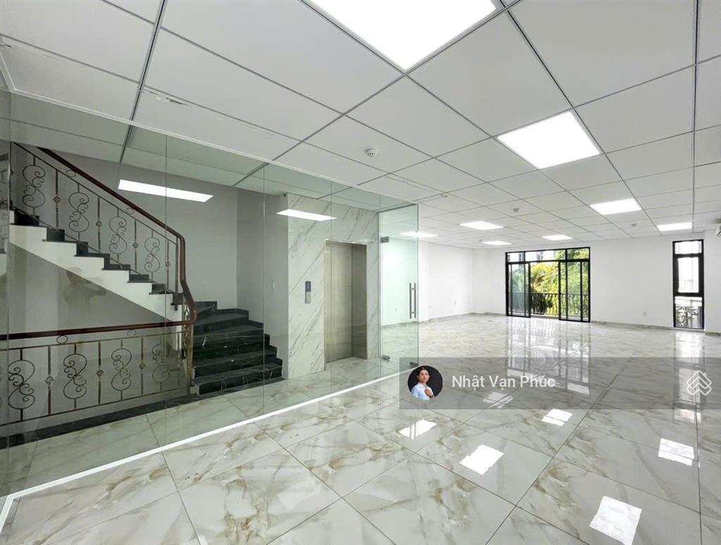 Tầng 02 view công viên 7x17m sàn giá chỉ 13 triệu/th, có thang máy, máy lạnh, hầm để xe