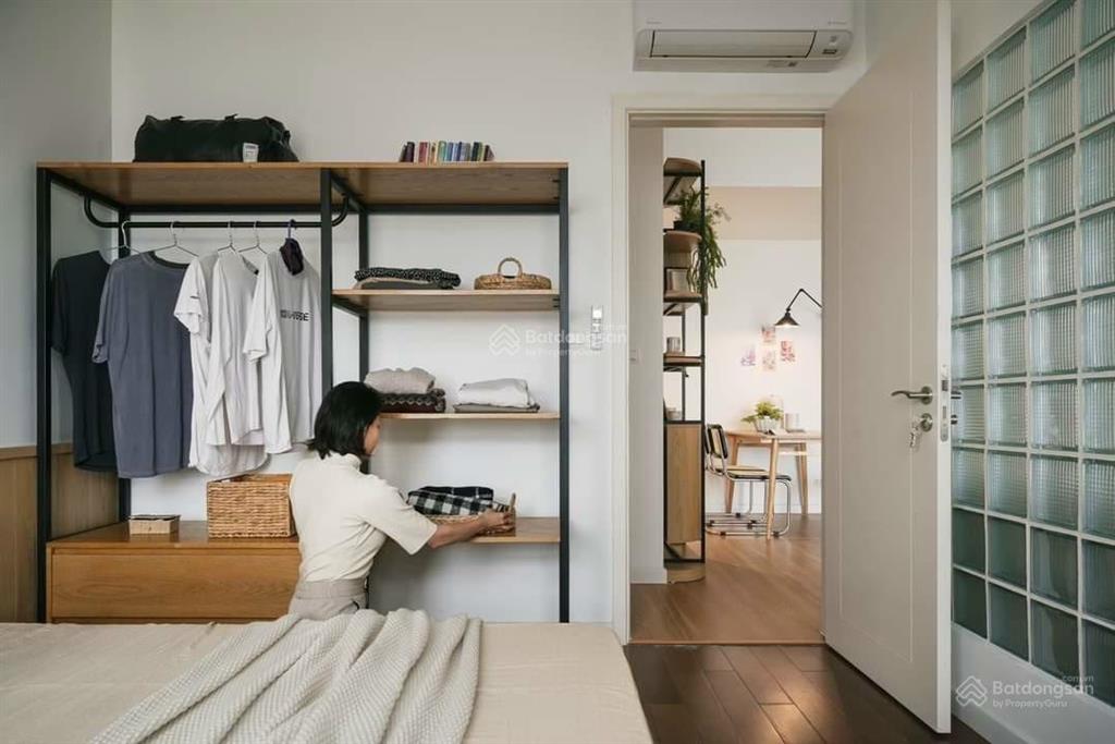 Bán 1 ngủ view hồ tại vinhomes d'capitale. giá 5.5 tỷ bao phí, full đồ. căn 1 ngủ siêu hiếm