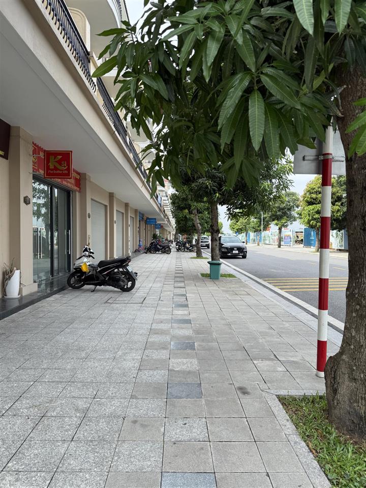 70m đối diện chung cư. nhà 5 tầng, hoàn thiện 3 tầng đang cho thuê. sẵn sổ đỏ. giá 13tỉ