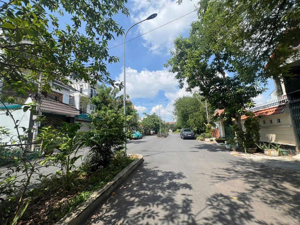 Bán lô đất 2 mặt tiền bề ngang 9.5m, đối diện công viên, đường 15m, hướng đông nam