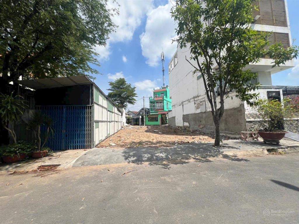 Bán lô đất 2 mặt tiền bề ngang 9.5m, đối diện công viên, đường 15m, hướng đông nam