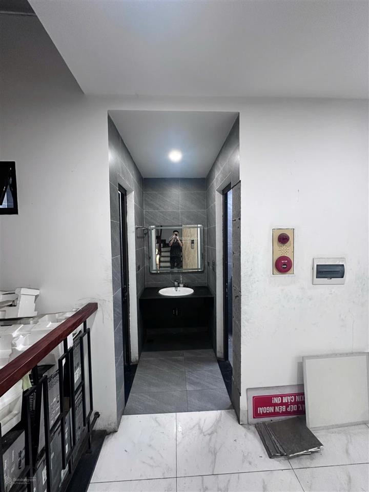 Cho thuê tầng 3 văn phòng 14 ngõ 212 phú diễn ô tô tránh có hầm, pccc, bảo vệ s=125m2 15tr/ sàn