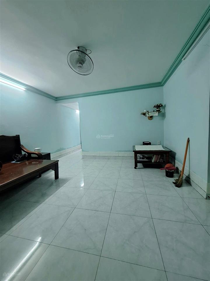 Bán nhà 2 tầng ngay lý phục man đi bộ ra bigc, cách xe hơi 10m, dt 50m2 giá 4tỷ25 còn thương lượng