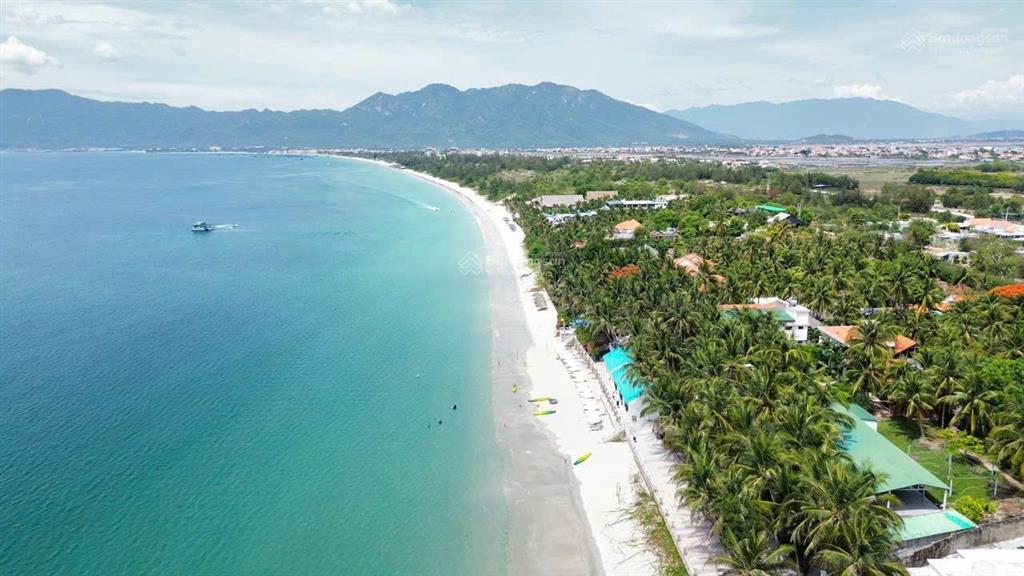 6000m2 cách bãi tắm dốc lết 100m có sẵn 400m2 đất ở đô thị giá chỉ hơn 7tr/m2, mặt tiền 50m