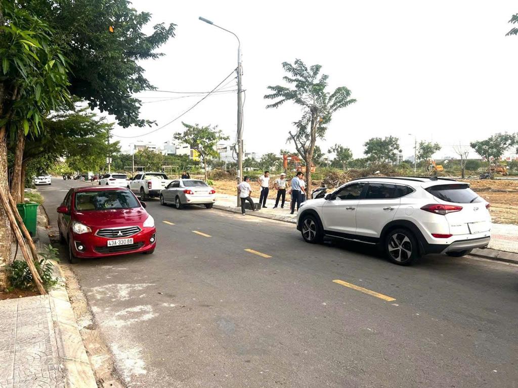 Bán lô góc 2 mặt tiền đường 10m5 trục lê sỹ  cồn dầu  hoà xuân  đà nẵng