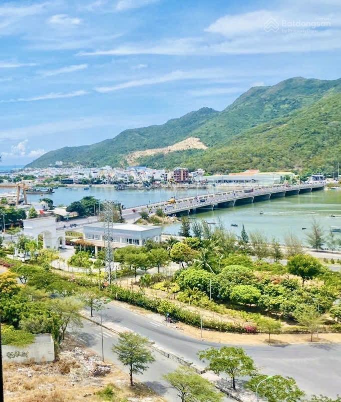 Bán căn hộ ccu 3 phòng ngủ view biển và sông hướng ban công đông nam.