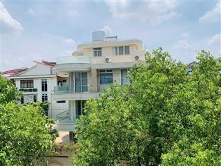 Chính chủ bán gấp biệt thự quận 7, cạnh phú mỹ hưng 240m2 1 trệt, 2 lầu, 8pn giá tốt chỉ 52 tỷ