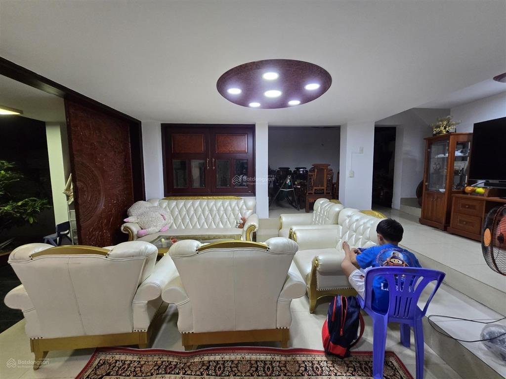 Bán biệt thự lô gốc , wew công viên 300m2, hầm, 4 lầu, 10pn, bình hưng, chỉ 30,5 tỷ