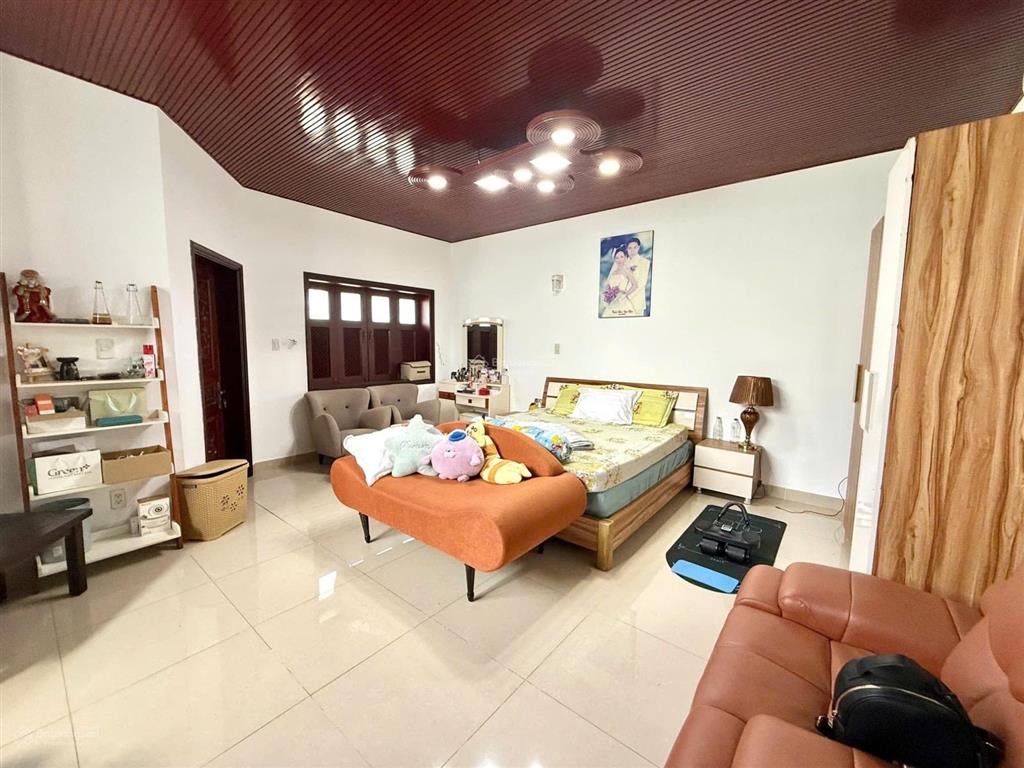 Bán biệt thự lô gốc , wew công viên 300m2, hầm, 4 lầu, 10pn, bình hưng, chỉ 30,5 tỷ