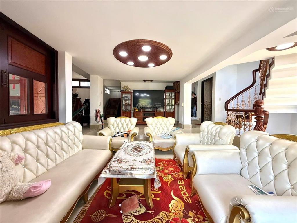 Bán biệt thự lô gốc , wew công viên 300m2, hầm, 4 lầu, 10pn, bình hưng, chỉ 30,5 tỷ