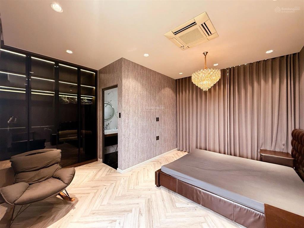 Bán biệt thự sân vườn, hồ bơi, ao cá koi , 1200m2 , bình chánh chỉ 37,5 tỷ