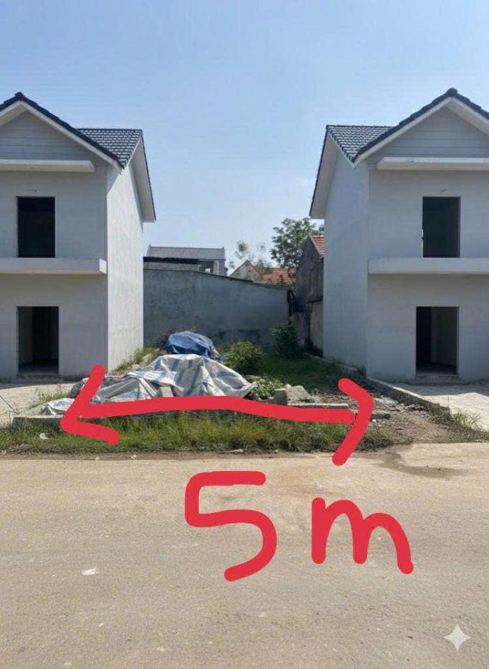 có vài lô đất chị gửi tôi bán lô này diện tích 100m2 mặt tiền 5m giá hơn 1 tỷ gần khu công nghiệp VSIP 