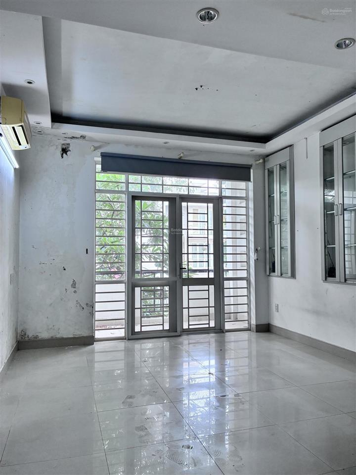 Cần cho thuê nhà phố conic nguyên căn. giá 20tr/th, đường nội khu yên tĩnh, ntdđ.  0787 452 ***