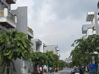 Nhà trệt lầu, tái định cư đông hoà c, ngay sát quốc lộ 1 k.60 m2.đường 8m vỉa hè.giá 5 tỷ 2 tl chủ