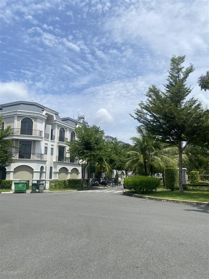 Bán lỗ căn góc 2 mặt tiền, sổ đỏ công chứng ngay, vị trí đẹp giá tốt