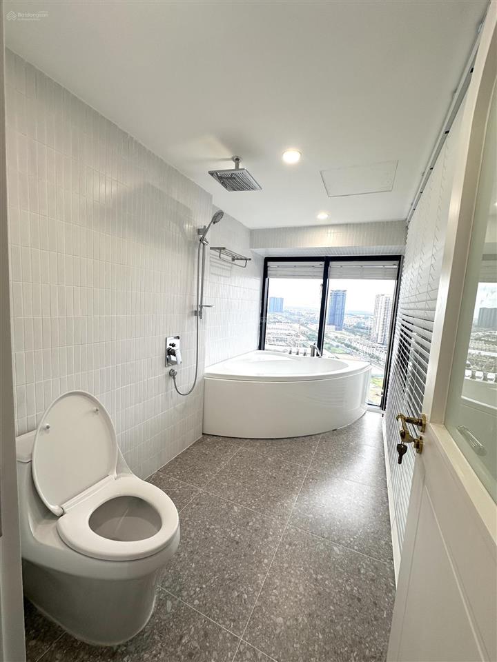 Cho thuê căn hộ duplex 1pn view cầu nhật tân dự án pentstudio  699 lạc long quân ( 0349 511 ***)