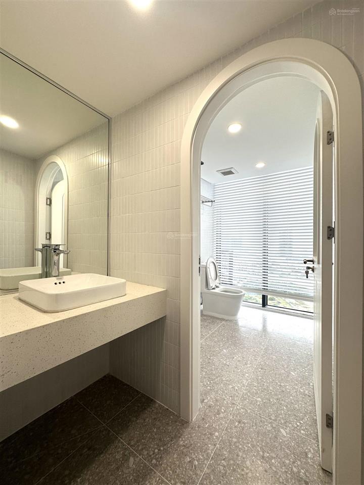 Cho thuê căn hộ duplex 1pn view cầu nhật tân dự án pentstudio  699 lạc long quân ( 0349 511 ***)