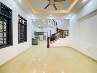 Bát khối  long biên, nhà đẹp ở ngay, đường ô tô tránh, gần trung tâm, tiện ích