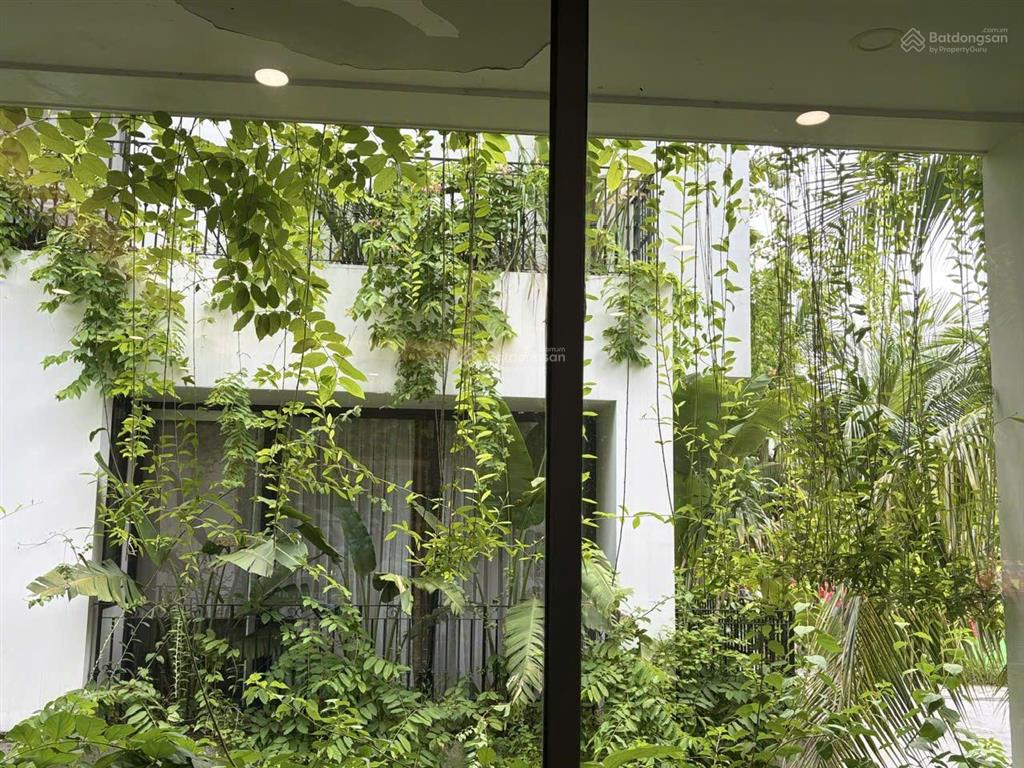 Gia đình bán căn biệt thự 2 mặt đường tại khu night street  flamingo đại lải resort.