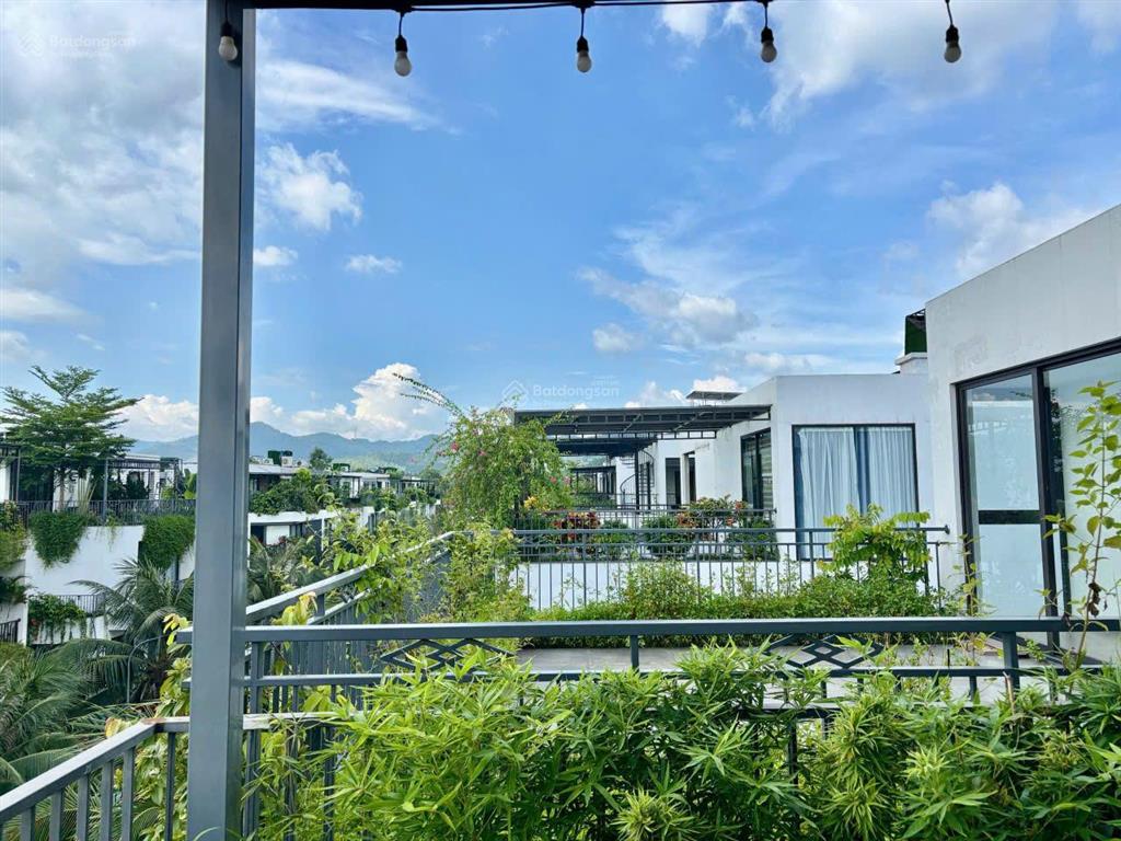 Gia đình bán căn biệt thự 2 mặt đường tại khu night street  flamingo đại lải resort.