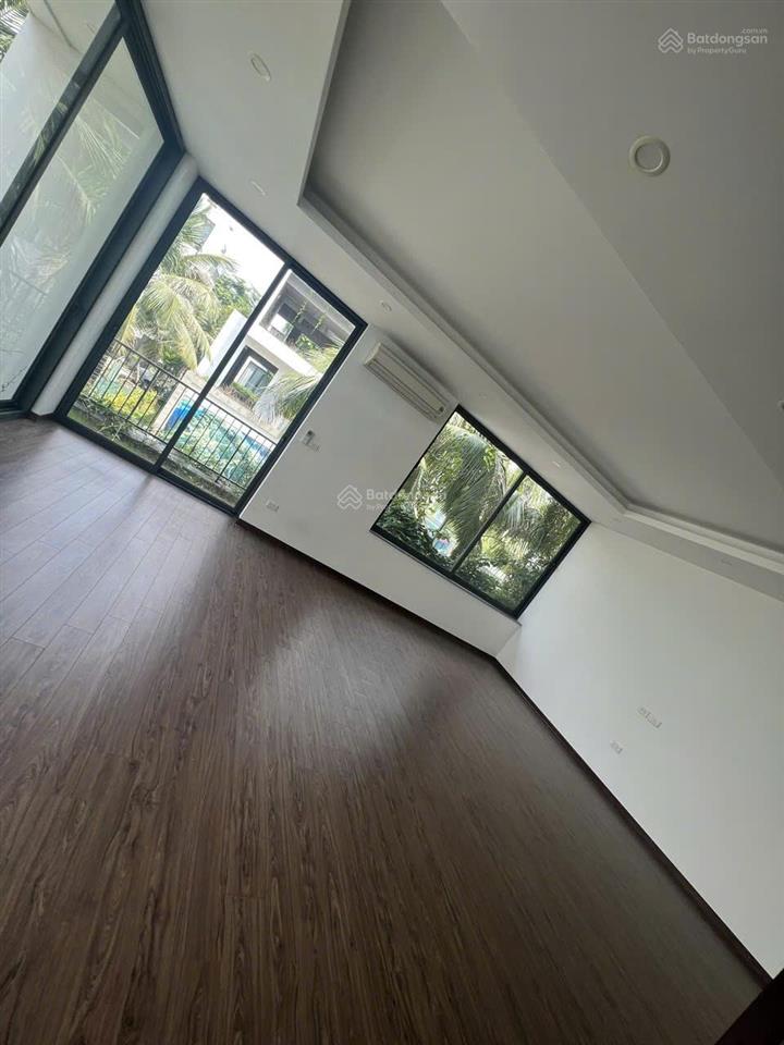 Gia đình bán căn biệt thự 2 mặt đường tại khu night street  flamingo đại lải resort.